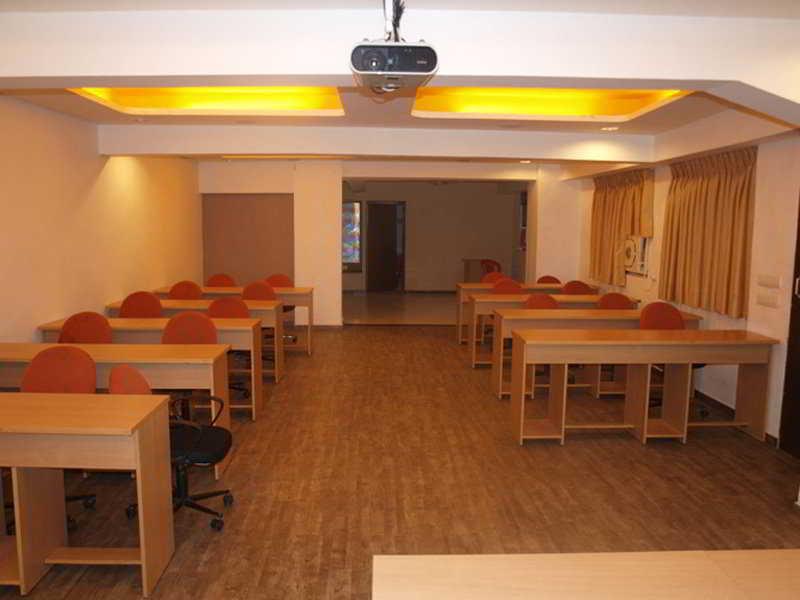 Hotel Maan Residency Αχμπανταμπάντ Εξωτερικό φωτογραφία