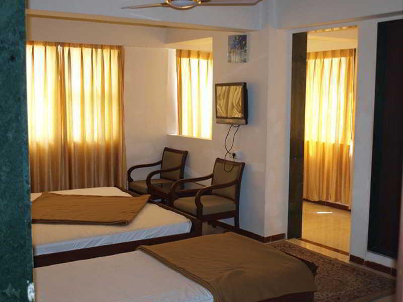 Hotel Maan Residency Αχμπανταμπάντ Εξωτερικό φωτογραφία